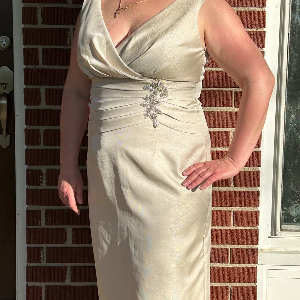 New elegant women's dress, adorned with a brooch at the waist.Size L.$65.